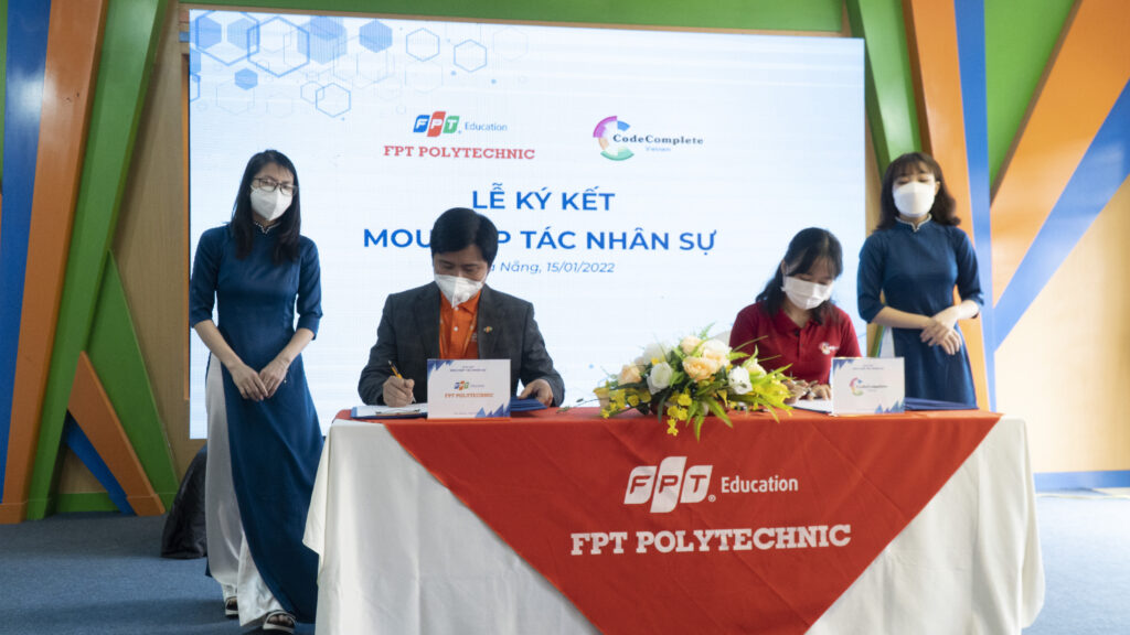 CodeComplete signed a cooperation agreement with FPT Polytechnic