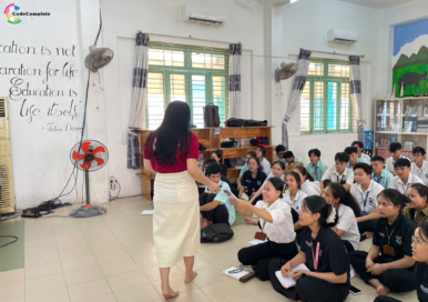 CodeComplete mentor engaging with PNV students during a career preparation session focused on real-world learning.